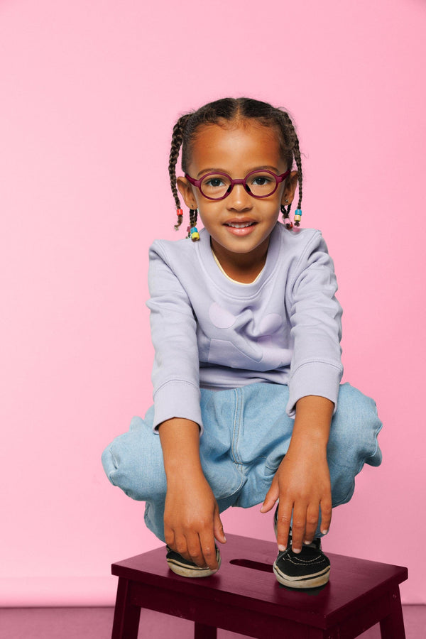 Ein Bild von einem Kind mit einer Brille