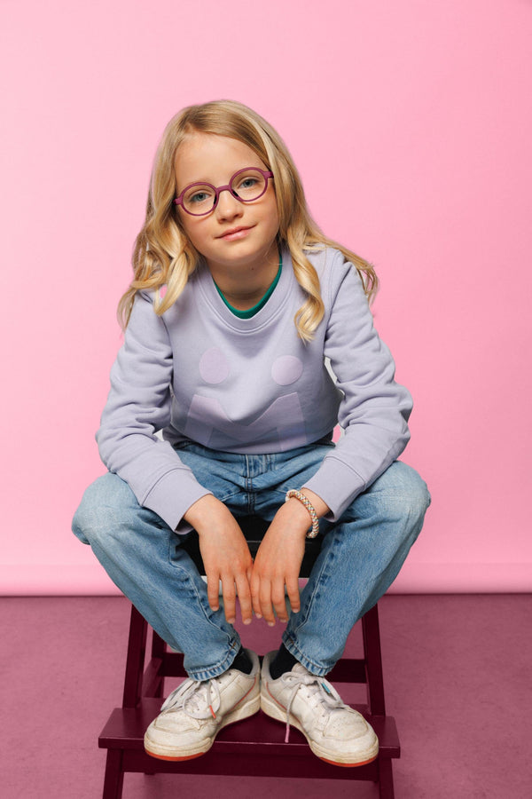 Ein Bild von einem Kind mit einer Brille