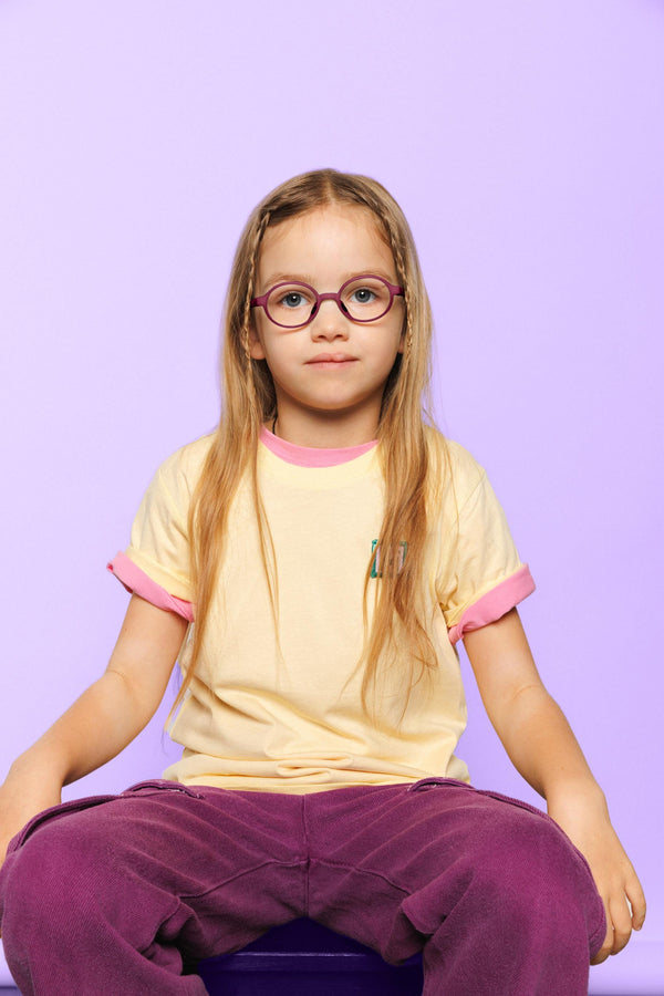 Ein Bild von einem Kind mit einer Brille